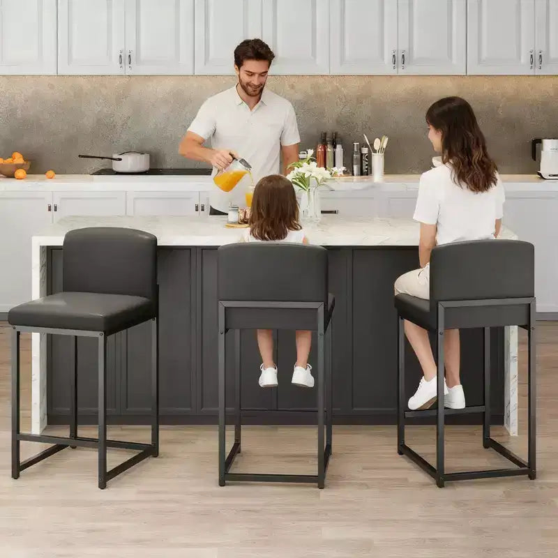 Moderni sgabelli da bar ad altezza bancone, sedie imbottite in similpelle nera con schienale e robuste gambe in metallo per isola cucina e angolo bar