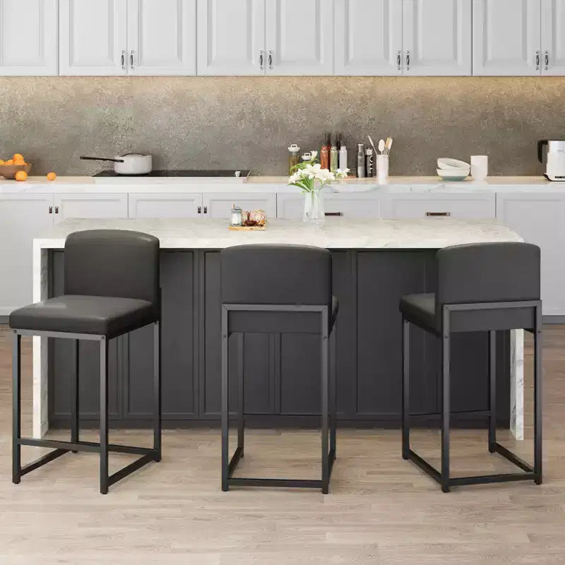 Moderni sgabelli da bar ad altezza bancone, sedie imbottite in similpelle nera con schienale e robuste gambe in metallo per isola cucina e angolo bar
