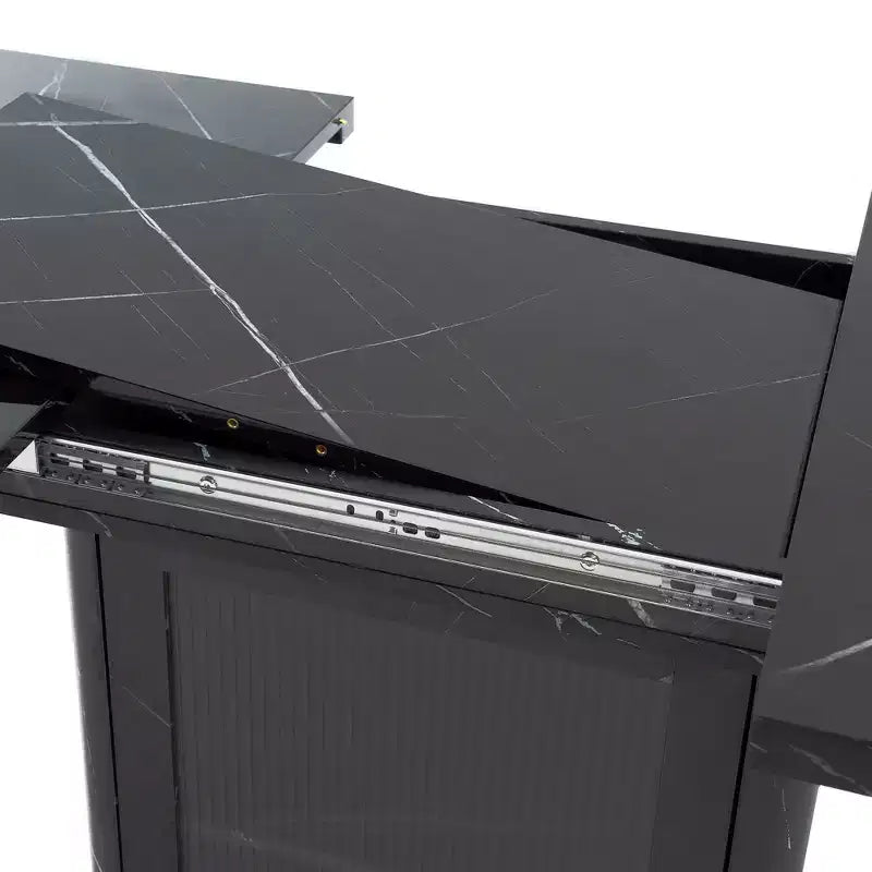 47.24-63 Tavolo da pranzo rettangolare moderno, allungabile, con piano stampato effetto marmo bianco + gamba con mobile contenitore e base in metallo