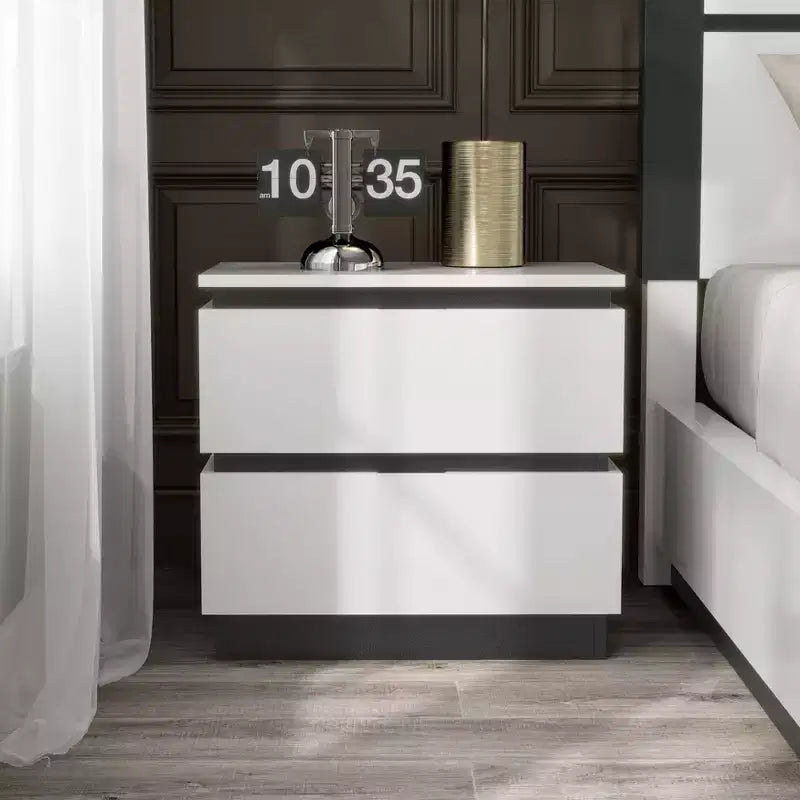 Comodino a 2 cassetti con porte USB Bianco/Grigio metallizzato